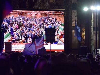 Ciudadanos concentrados a las puertas del Parlamento británico para seguir la votación sobre el plan de Brexit