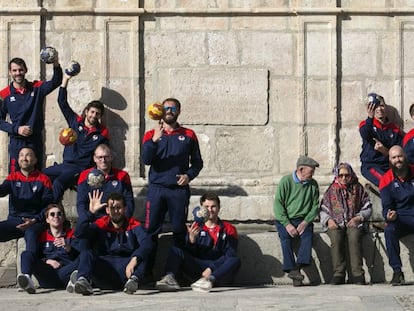 La plantilla del Balonmano Nava, con una pareja de ancianos en la fuente del pueblo donde celebran los títulos. 