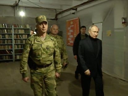 El presidente ruso, Vladímir Putin, durante una visita a un cuartel de Lugansk, en un fotograma de un vídeo difundido este martes por el Kremlin.