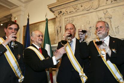 El politólogo José Woldenberg, el científico Mario Molina y los historiadores Enrique Krauze y Javier Garciadiego, recibiendo la Gran Cruz de la Orden de Isabel la Católica.