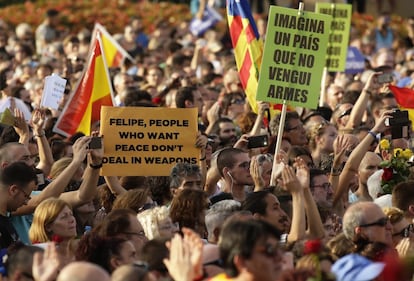 Parte de los manifestantes han abucheado a Felipe VI y Mariano Rajoy y han acudido con carteles contra el rey.