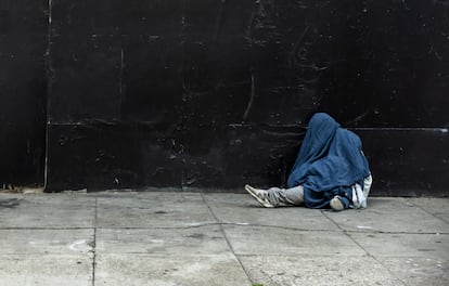Reportaje sobre homeless en San Francisco, EEUU . En la imagen, una persona se oculta tras una tela, probablemente para consumir droga, en Tenderloin, barrio en el que el ayuntamiento tuvo que declarar el estado de emergencia en 2021 debido a las muertes por sobredosis.
