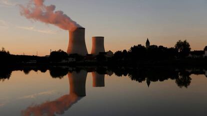 El vapor sale de una torre de refrigeración de la central nuclear de Electricite de France (EDF) en Civaux, Francia.