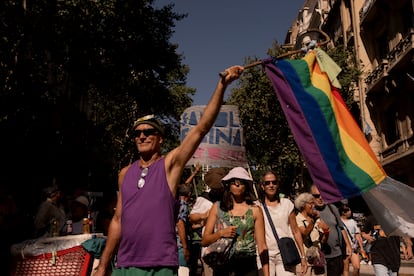 Un manifestante sostiene una bandera del orgullo LGBTIQ durante la protesta. 