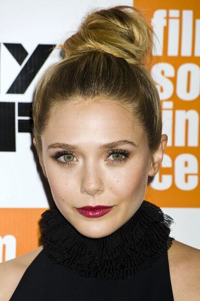 Las facciones dulces y suaves de Elizabeth Olsen no necesitan demasiado para estar espectaculares en los estrenos. La maquilladora Linda Hay, que ha trabajado con ella, asegura que tiene "una belleza clásica, que derrocha luz y elegancia".