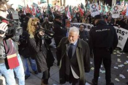 El consejero Zenón Jiménez a su llegada al Edificio Botines de León donde hoy se ha reunido el Consejo de Administración de Caja España-Duero, con caracter extraordinario, para analizar la situación de la entidad financiera.