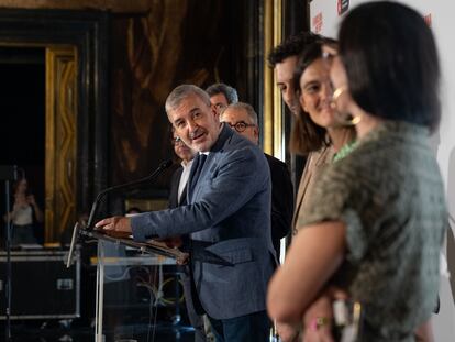 El alcalde Jaume Collboni, en el centro, durante la presentación del acuerdo este viernes en el Ayuntamiento. / AYUNTAMIENTO DE BARCELONA
