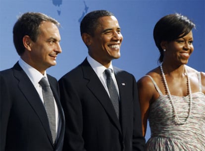 El presidente de EE UU, Barack Obama, y su mujer Michelle, reciben al presidente español José Luis Rodríquez Zapatero en la cena previa a la cumbre del G-20.