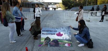 'Siempre en nuestros corazones', dicen las amigas de las fallecidas esta mañana en la puerta del Madrid Arena.