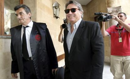 The former Llucmajor councilor Joaquín Rabasco (r) arriving at the courthouse in Palma with his lawyer.