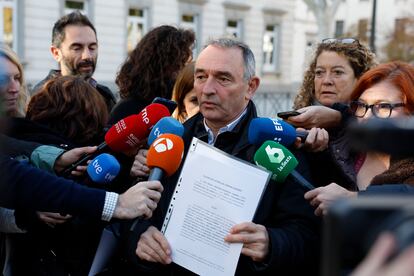 El diputado de Sumar Enrique Santiago presenta la querella contra el presidente y los vocales del Consejo General del Poder Judicial, este viernes, ante el Tribunal Supremo en Madrid.