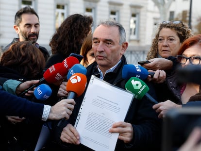 El diputado de Sumar Enrique Santiago presenta la querella contra el presidente y los vocales del Consejo General del Poder Judicial, este viernes, ante el Tribunal Supremo en Madrid.