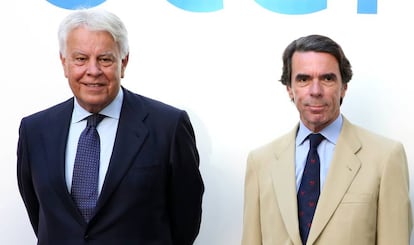 Los expresidentes del Gobierno Felipe González y José María Aznar, en julio de 2017.