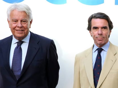 Los expresidentes del Gobierno Felipe González y José María Aznar, en julio de 2017.