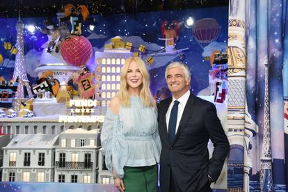 La actriz australiana Nicole Kidman, de 50 años, inauguró hoy la temporada navideña del exclusivo centro comercial parisino Printemps, cuyos escaparates se convierten en esas fechas en parada habitual de lugareños y turistas. Kidman y el director general de LVMH Antonio Belloni.