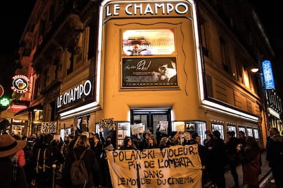 Un grupo de manifestantes sostiene una pancarta con el mensaje “Polanski violador, fin de la omertá en el mundo del cine”, a las puertas de una sala de París, el pasado noviembre.