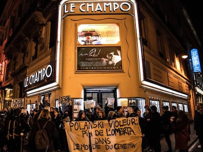 Un grupo de manifestantes sostiene una pancarta con el mensaje “Polanski violador, fin de la omertá en el mundo del cine”, a las puertas de una sala de París, el pasado noviembre.