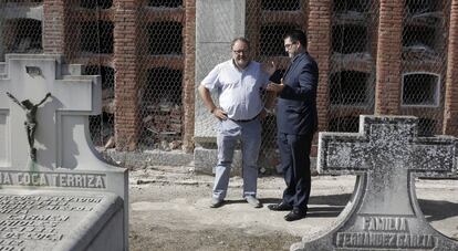 El concejal de Salud, Javier Barbero, y el de Hacienda, Carlos Sánchez Mato, en el cementerio de La Almudena.