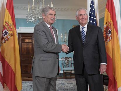 El ministro de Exteriores, Alfonso Dastis, a la izquierda, con el secretario de Estado, Rex Tillerson, el pasado día 29 en Washington.