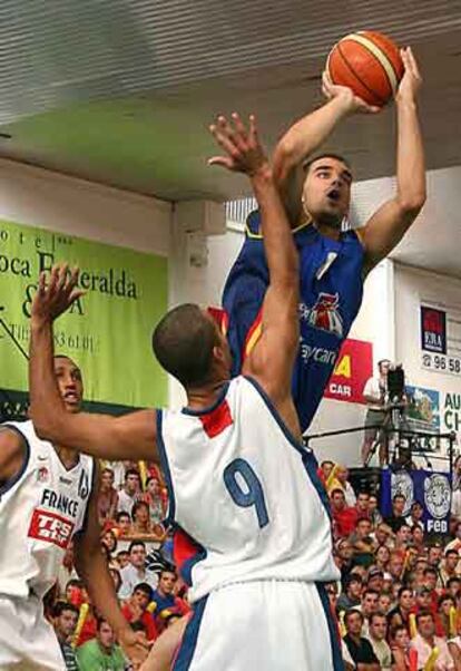 Navarro lanza ante la oposición de Tony Parker.