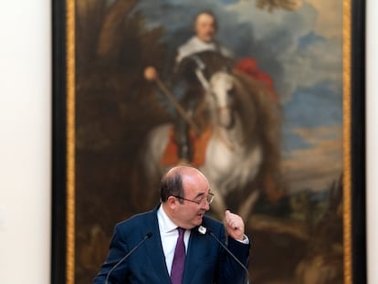El ministro de Cultura, Miquel Iceta, este lunes en el Museo de Bellas Artes de Valencia, ante el cuadro de Anton Van Dyck 'Retrato ecuestre de Francisco de Moncada, marqués de Aytona'.