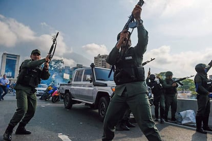 Los miembros de la Guardia Nacional Bolivariana que se unieron al líder opositor venezolano y al autoproclamado presidente Juan Guaidó dispararon al aire para repeler a las fuerzas leales al presidente Nicolás Maduro.