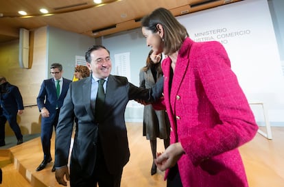 El ministro de Asuntos Exteriores, José Manuel Albares, con la exministra Reyes Maroto, durante el traspaso de la cartera de Industria, Comercio y Turismo, en el pasado día 28 en la sede de este último ministerio.