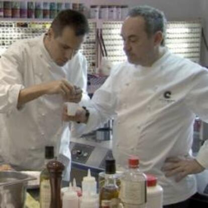Ferran Adrià, junto con otros cocineros en El Bulli