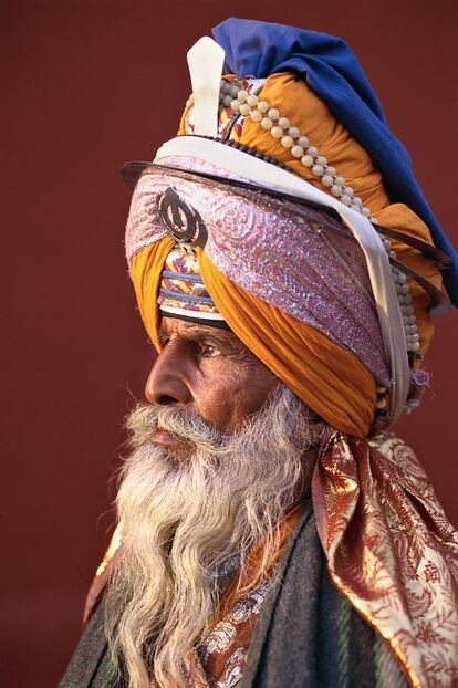 NIHANG (INDIA). Lo que más llama la atención de la vestimenta de los guerreros nihang del estado indio de Punyab son ciertos turbantes reforzados, que sirven como protección absoluta (y defensa) para la cabeza y llegan a resultar tan resistentes como cascos. Su nombre es Dastar bunga, que significa literalmente «fortaleza imponente».