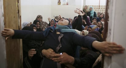 Crece la indignación entre los palestinos a medida que se conocen nuevos vídeos sobre lo sucedido el viernes en la Franja, donde más de 1.400 civiles han resultado heridos en las protestas convocadas por varias organizaciones civiles y políticas palestinas en los territorios ocupados para reivindicar el derecho a volver de todos los refugiados. En la imagen, familiares lloran la muerte del joven Hamdan Abu Amsha durante su funeral en la casa de la familia en Beit Honun (Franja de Gaza).