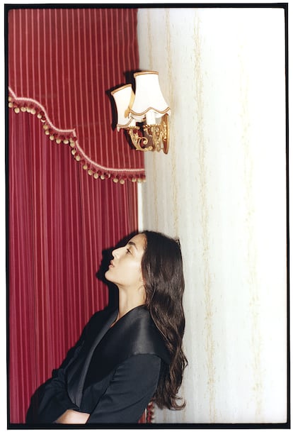 Nora viste chaqueta negra de JW ANDERSON (1.162 €).