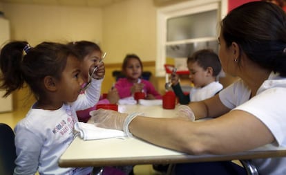 Niños del poblado de El Gallinero (Madrid) almuerzan en el comedor de la escuela infantil de la Fundación Montemadrid Garcia Pita.