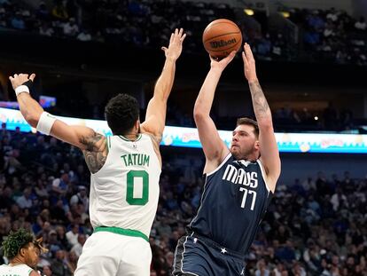 El escolta de los Dallas Mavericks Luka Doncic lanza a canasta en presencia del jugador de los Celtics Jayson Tatum, durante un partido del año pasado.