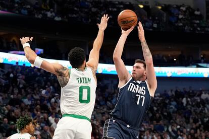 El escolta de los Dallas Mavericks Luka Doncic lanza a canasta en presencia del jugador de los Celtics Jayson Tatum, durante un partido del año pasado.