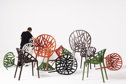 Del estudio de diseño de los hermanos Ronan y Erwan Bouroullec, uno de los más prestigiosos de Francia, salen sillas que brotan como plantas y celosías cuyas piezas se enganchan unas a otras como si fuesen algas. Los nuevos prodigios del diseño industrial europeo crean objetos y muebles divertidos y útiles para marcas como Vitra, Kvadrat, Magis, Kartell, Axor, Alessi, Issey Miyake o Cappellini. Sus pinitos en la arquitectura han tenido resultados como el restaurante Dos Palillos del hotel Casa Camper en Berlín. Entre sus diseños más conocidos la Vegetal Chair de la imagen. Hasta el 3 de junio el <a href="http://www.vitra.com/es-es/collage/exhibitions/ronan-erwan-bouroullec-album/" target="_blank">Vitra Design Museum</a> en Weil am Rhein (Alemania) exhibe una muestra del trabajo de estos hermanos de oro del diseño contemporáneo.