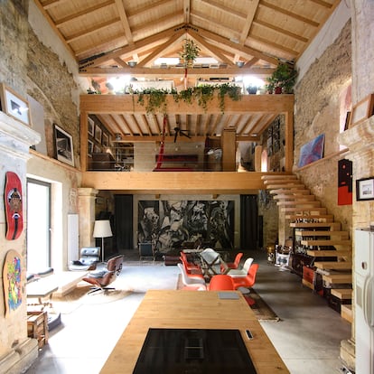 Vista del salón y la habitación de esta casa-iglesia de diseño contemporáneo.