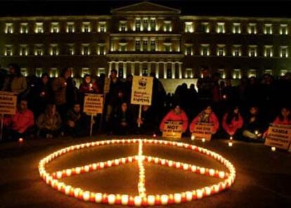 Los manifestantes atenienses dibujaron con velas el símbolo de la paz durante una manifestación que congregó a 150.000 personas en la capital griega.