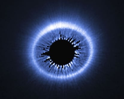 Imagen del disco de escombros de la estrella HD 181327 tomada por el telescopio 'Hubble' en 2014.