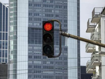 Un sem&aacute;foro en rojo delante de las oficinas del banco alem&aacute;n Commerzbank en Fr&aacute;ncfort (Alemania).