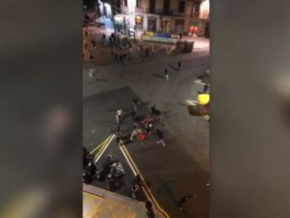 Los manifestantes saquean un banco y lanzan material pirotécnico a los ‘mossos’