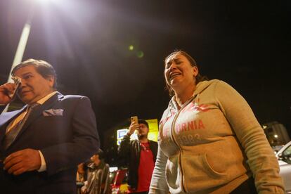 Personas  lloran frente al hospital al que fue trasladado  del candidato presidencial Fernando Villavicencio después de su asesinato durante un mitin de campaña en Quito, Ecuador.