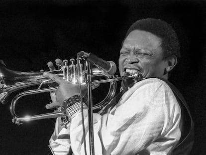 El músico sudafricano Hugh Masekela en una actuación en Nueva York en el año 1994.