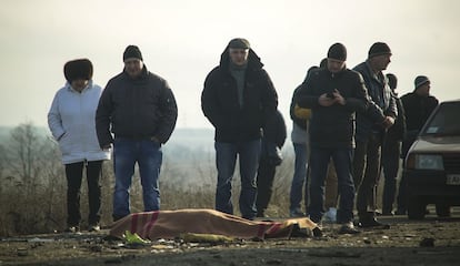 Amigos y familiares de la víctima de una mina, este miércoles, en Donetsk, Ucrania.