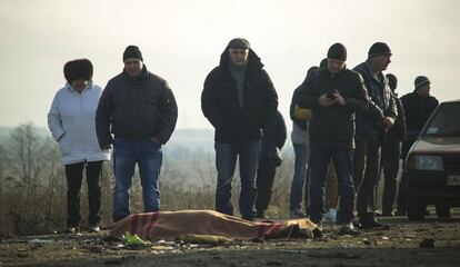 Amigos y familiares de la víctima de una mina, este miércoles, en Donetsk, Ucrania.