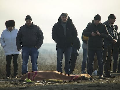 Amigos y familiares de la víctima de una mina, este miércoles, en Donetsk, Ucrania.