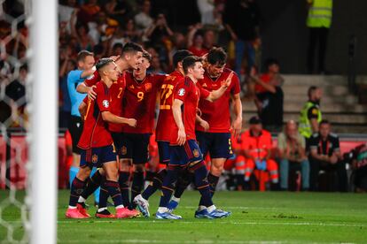 Los jugadores de España celebran el gol de Morata.