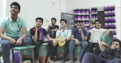 Abhishek Bhide (camiseta blanca y gafas) y sus amigos en su casa de Bangalore (India).