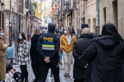 Un policía local de Logroño durante el primer día de reapertura de la hostelería en la ciudad, el 29 de noviembre.