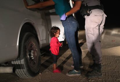 A menina Yana, de Honduras, chora enquanto sua mãe, Sandra Sánchez, é revistada por um policial de fronteira dos EUA em McAllen, Texas. A imagem tornou-se o símbolo das famílias migrantes separadas por ordem da administração do presidente dos Estados Unidos, Donald Trump. "Relata o que aconteceu e ao mesmo tempo faz você se sentir parte disso. Mostra outro tipo de violência, a psicológica", disse Alice Martins, membro do júri.