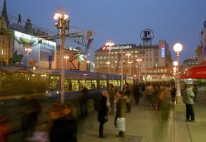 Tranvía y paseantes en la la plaza de Trg Josipa Jelacica, epicentro de Zagreb.